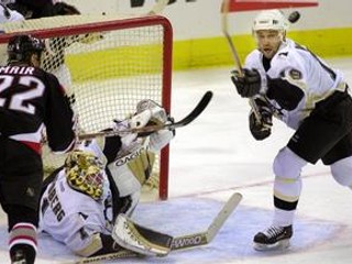 Vladimír Vujtek si zahral aj v NHL. Na snímke (vpravo) je v drese Pittsburghu.