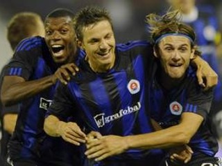 Radosť slovanistov po prvom góle Milana Ivanu.