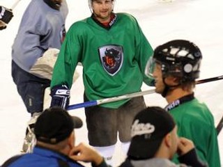 Rudolf Huna na tréningu HC Lev Poprade. Ešte pred tromi dňami sa mu zdalo, že KHL je blízko. No teraz si musí hľadať nový klub.