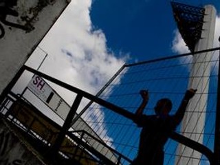 Na štadióne na Pasienkoch včera  dokončovali zvýšenie plota medzi sektormi fanúšikov.