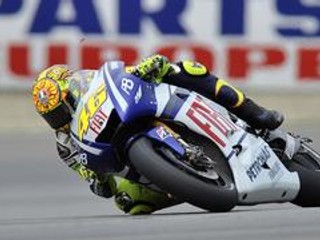 Deväťnásobný majster sveta Valentino Rossi dosiahol v tréningu na Veľkú cenu Českej republiky v triede MotoGP tretí najýchlejší čas.