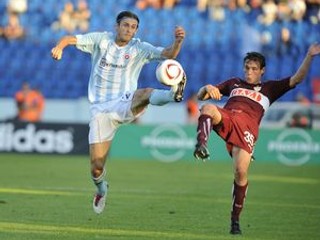 Marián Had (Slovan) v súboji s brániacim Christianom Träschom (VfB).