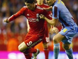 Liverpoolsky Fernando Torres (v červenom) odohral za svoj tím druhý polčas duelu s Trabzonsporom.