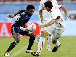 Mamadou Bagayoko z ŠK Slovan a vpravo Cristian Molinaro z VfB Stuttgart v súboji o loptu.