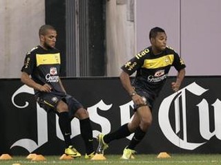 Robinho (vpravo) na tréningu brazílskej reprezentácie.