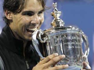 Rafael Nadal s trofejou pre víťaza US Open.