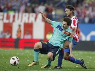 Lionel Messi tesne po zákroku Čecha Tomáša Ujfalušiho.