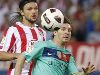 Tomáš Ujfaluši (vľavo) v jednom zo súbojov s Lionelom Messim.