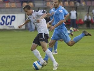 Igor žofčák (vľavo) si proti futbalistom Slovana zahral v drese MFK Ružomberok.