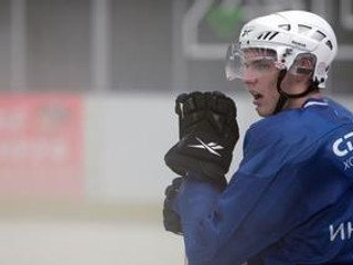 Juraj Mikúš si vlani vyskúšal farmu v Amerike, teraz zakotvil  v lotyšskej Rige. Center tretieho útoku Dinama  stále čaká na svoj prvý gól v KHL