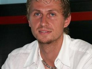 Rastislav Staňa chytal šesť sezón v zámorí, v zime 2003 - 2004 nastúpil za Washington Capitals v šiestich zápasoch v NHL. Od roku 2008 je v KHL. Na začiatku sezóny má zo šiestich stretnutí (v jednom striedal od druhej tretiny) úspešnosť zásahov 94,9 perce