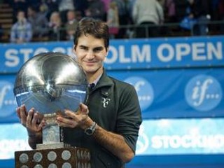 Roger Federer s trofejou z turnaja v Štokholme.