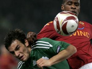 Sotiris Ninis z Panathinaikosu (vľavo) a obranca Juanof z AS Rím.