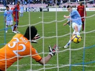 Marek Hamšík premieňa pokutový kop.