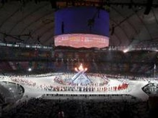 Olympijské hry sa skončili. Oheň sfúkol rocker Young