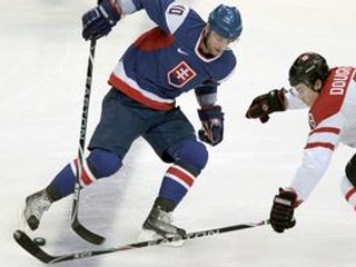 Marián Gáborík (v modrom) v olympijskom dueli proti Kanade.