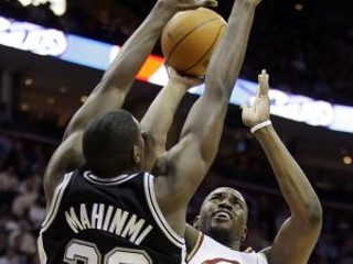 Cavs zdolali Spurs tesne o dva body.