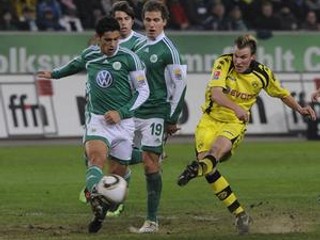 Peter pekarík v strede (číslo 19) v drese Wolfsburgu.