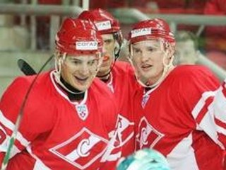 K postupu Spartaka Moskva do druhého kola play off KHL sa postarali aj slovenskí hokejisti Branko Radivojevič (vľavo) a Štefan Ružička.