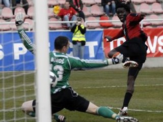 Kone Koro Issa pred brankárom Petrom Borošom počas zápasu medzi Trnavou a Banskou Bystricou.