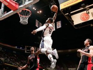 Terrence Williams z New Jersey pri efektnom zakončení  dueli s Torontom.