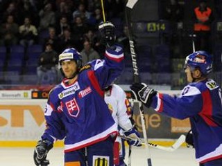 Roman Kukumberg v slovenskom drese (vľavo).