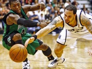 Deron Williams z Utahu (vpravo) sa snaží získať loptu v súboji s hráčom Bostonu Natom Robinsonom (4).