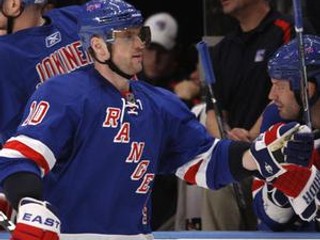 Marián Gáborík pozdravuje spoluhráčov na striedačke Rangers.