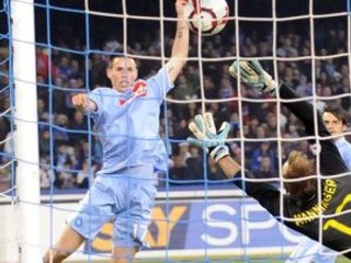 Marek Hamšík prekonáva Alexa Manningera.