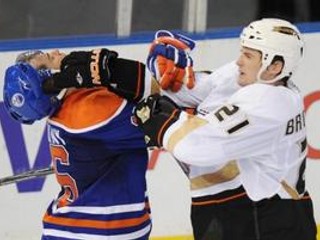 Sheldon Brookbank z Anaheimu (vpravo) sa s Ryanom Potulným z Edmontonu v tretej tretine pustili do seba.