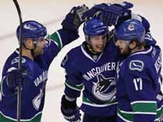 Pavol Demitra (vľavo) opäť za Vancouver nastúpil. Ani jeho dve asistencie však nestačili.