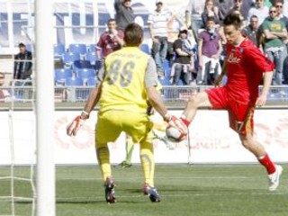 Marek Hamšík (v červenom) prekonáva gólmana Lazia Fernanda Muslera.