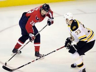 Kapitán Bostonu Zdeno Chára v súboji s Rusom Alexandrom Seminom z Washingtonu Capitals.