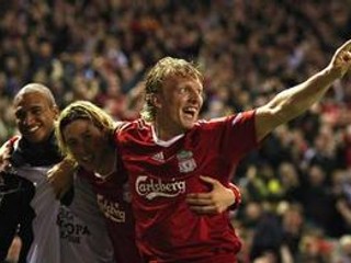 Fernando Torres z Liverpoolu (v strede) so spoluhráčmi Dirkom Kuijtom (vpravo) a Davidom N'Gogom po góle do siete Benfiky.