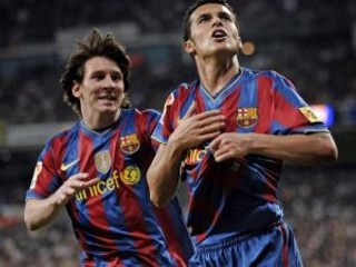 Dvaja strelci barcelonských gólov - Pedro Rodriguez (vpravo) a Lionel Messi.