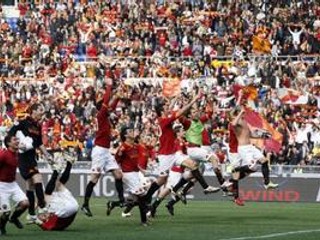 Futbalisti AS Rím oslavujú výhru nad Atalantou, ktorá im zabezpečila posun na prvé miesto v Serii A.