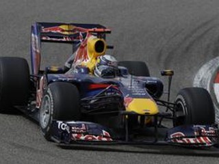 Sebastian Vettel na vozidle stajne Red Bull.