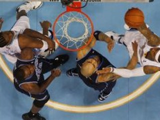 Carmelo Anthony (vpravo) z Denveru zakončuje cez hráča Utahu Carlosa Boozera.