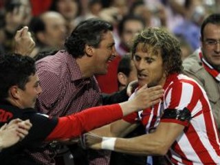 Diego Forlán rozhodol zápas s Liverpoolom.
