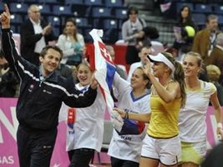 Radosť slovenských tenistiek po víťaznej štvorhre.