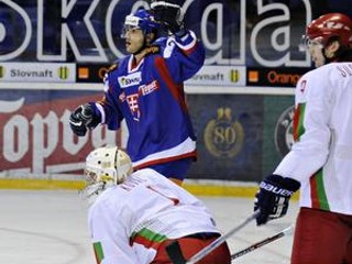 V posledných dvoch zápasoch finálovej série KHL pre zranenie kolena Roman Kukumberg nehral. Na fotografii sa teší z gólu v reprezentácii.