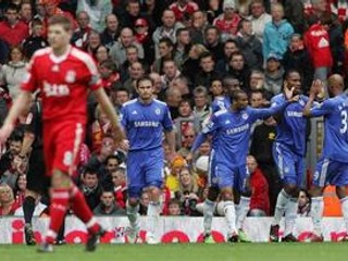 Futbalisti Chelsea oslavujú gól Didiera Drogbu, ktorý využil chybu kapitána Liverpoolu Stevena Gerrarda.