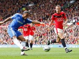 Didier Drogba strieľa gól do siete Manchestru United.