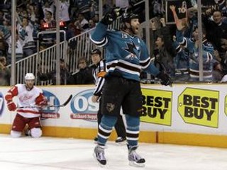 Joe Thornton sa teší z gólu do siete Detroitu. San Jose postupuje do finále Západnej konferencie.