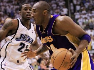 Hviezda Los Angeles Lakers Kobe Bryant (v modrom) bránený hráčom Utahhu Wesleym Matthewsom.