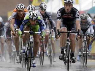Peter Sagan (vľavo v zelenom)