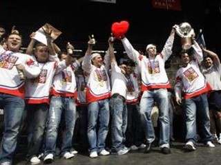 Jaromír Jágr oslavoval so spoluhráčmi na Staromestskom námestí titul majstrov sveta.