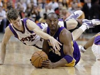 Los Angeles Lakers nestačilo k výhre nad Phoenixom ani 38 bodov Kobeho Bryanta.