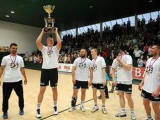Hádzanári Prešova s majstrovskou trofejou.