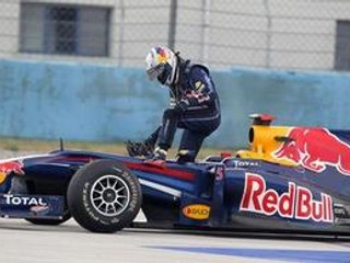 Nemec Vettel vychádza zo svojho monopostu po stupídnej kolízií s kolegom Webberom.